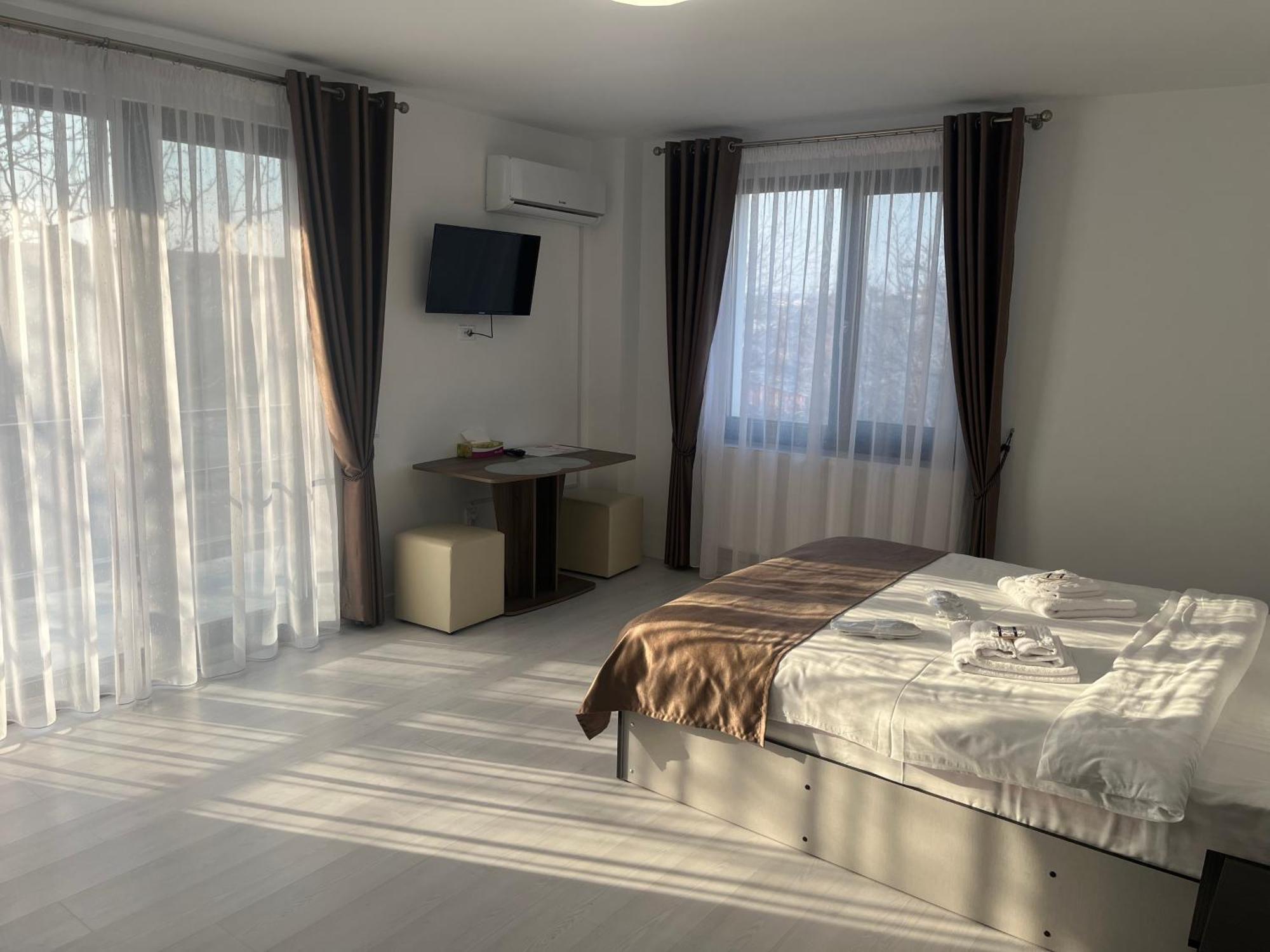 Hotel Palas Grand View Jászvásár Kültér fotó