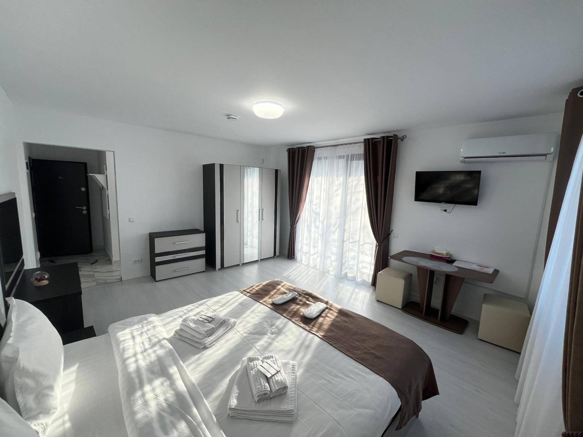 Hotel Palas Grand View Jászvásár Kültér fotó