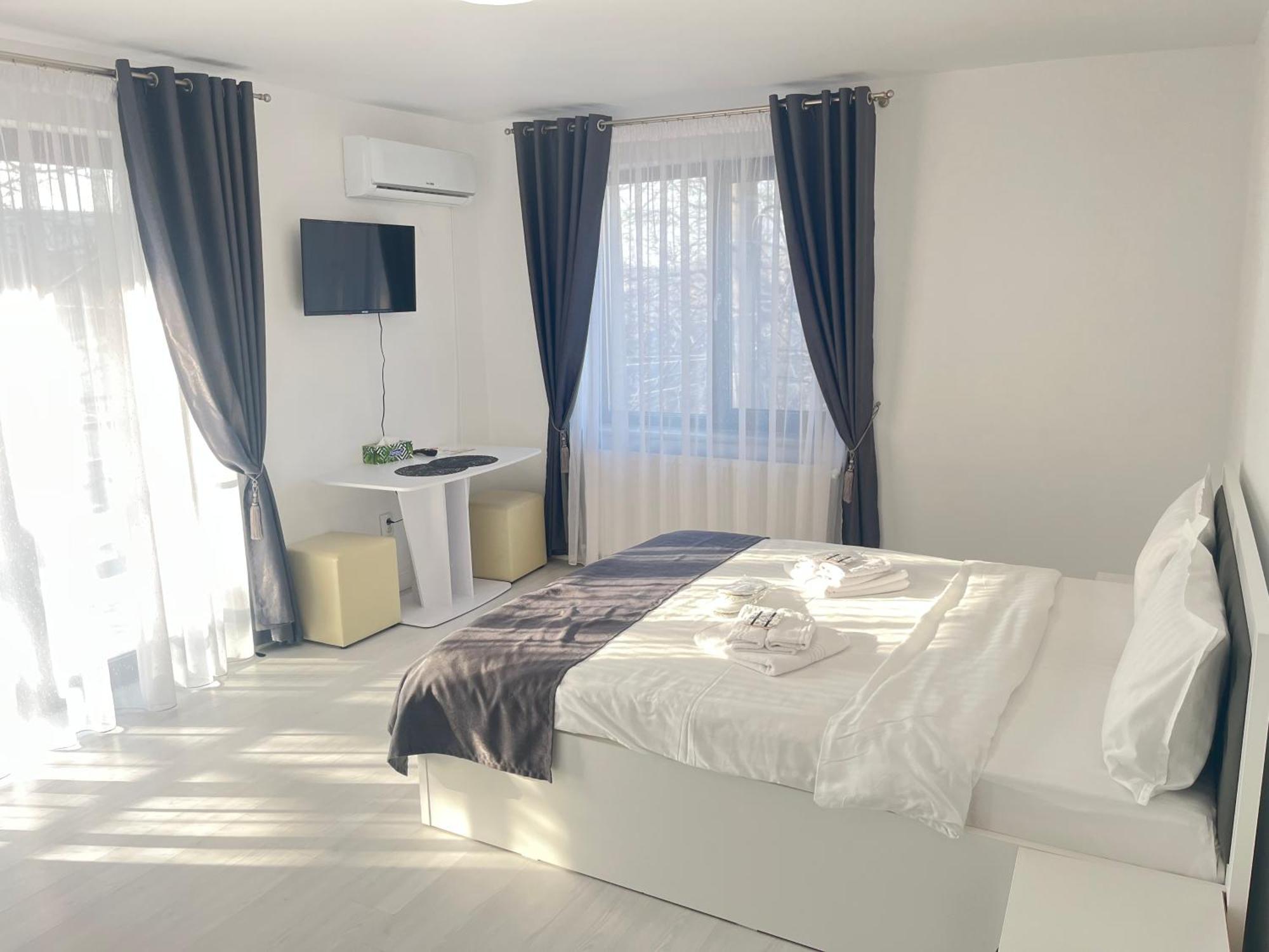 Hotel Palas Grand View Jászvásár Kültér fotó