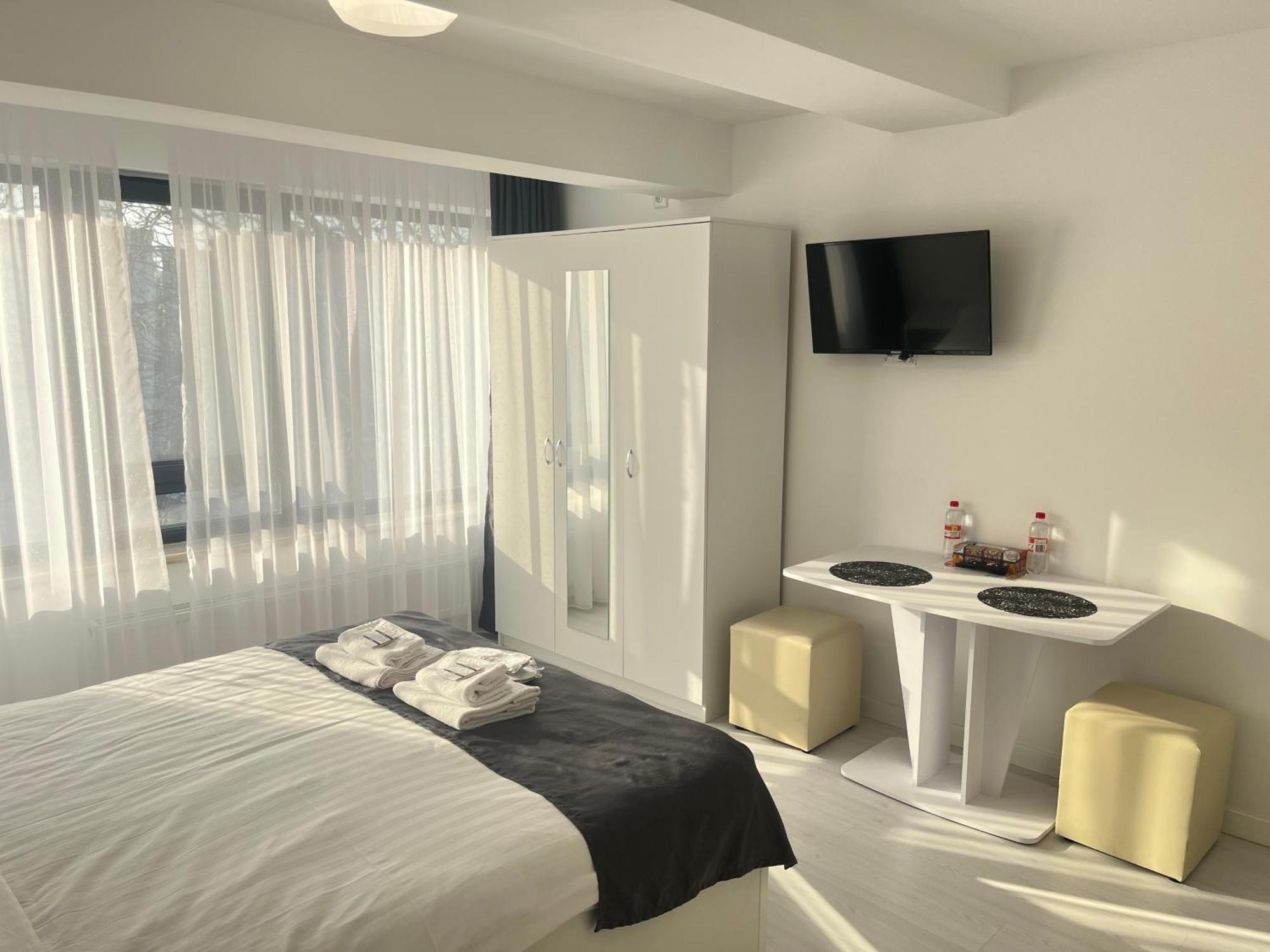 Hotel Palas Grand View Jászvásár Kültér fotó
