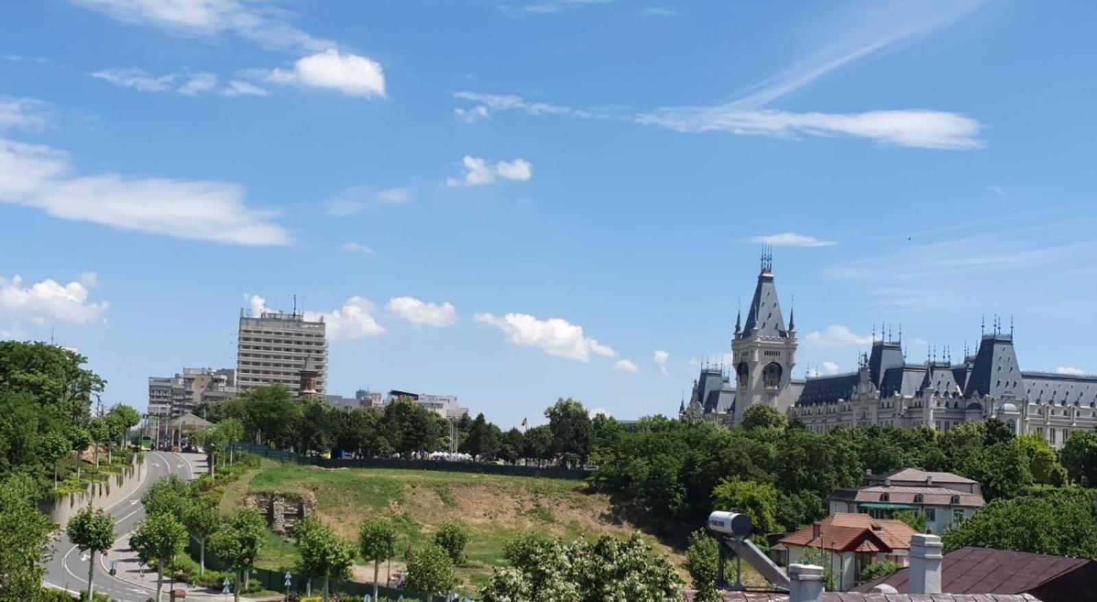 Hotel Palas Grand View Jászvásár Kültér fotó