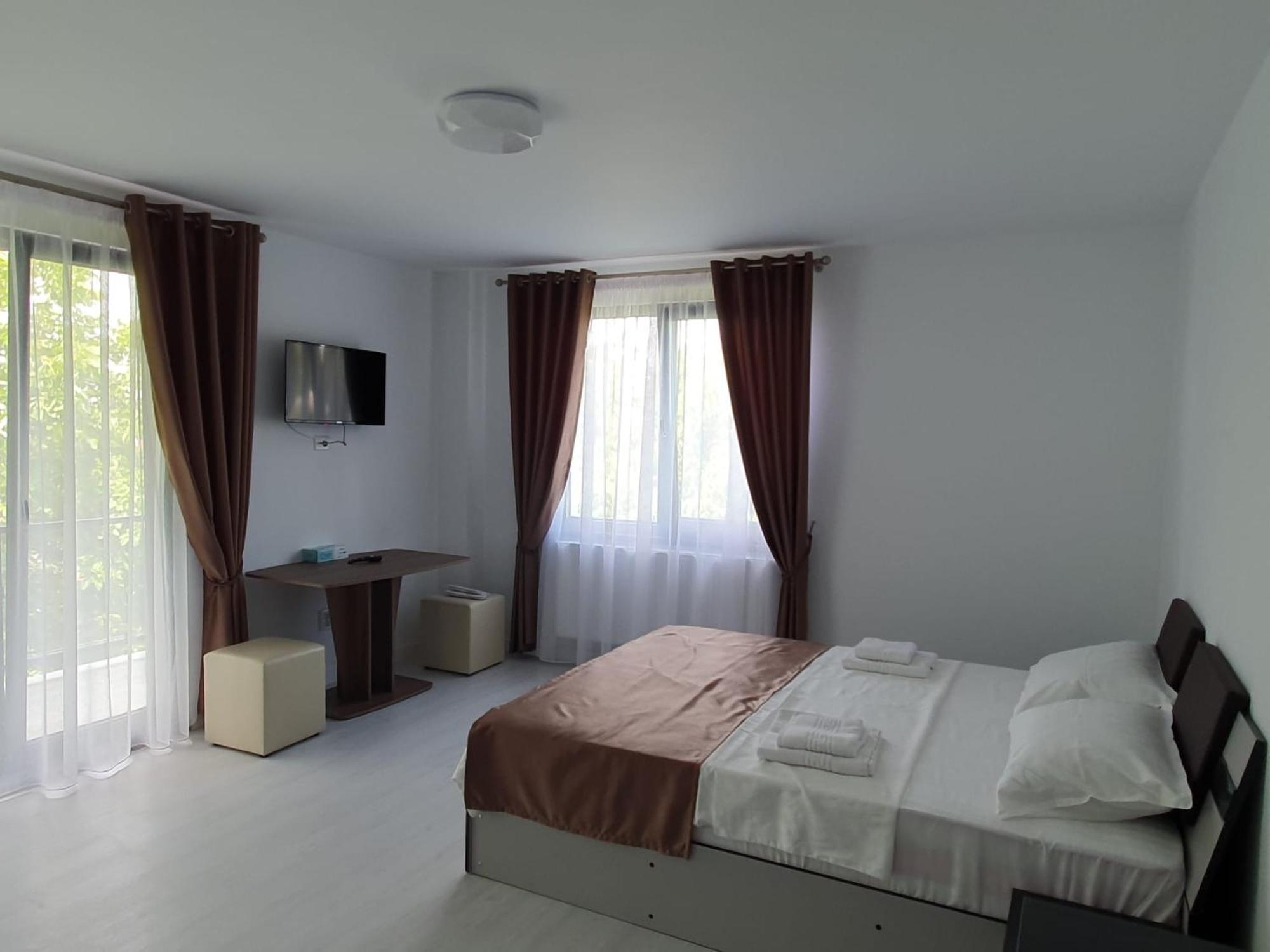 Hotel Palas Grand View Jászvásár Kültér fotó